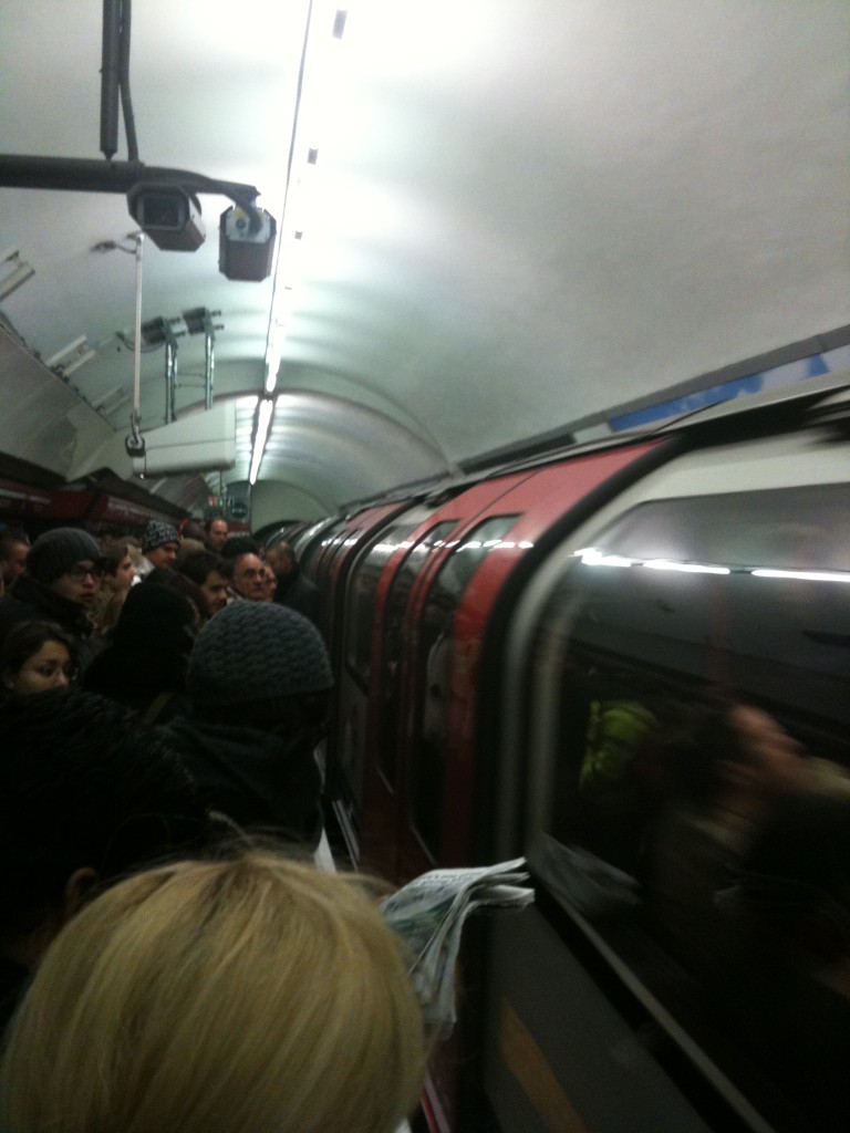 The Tube dünyanin en havali metrolarinin basinda yer aliyor... Büyüklügü ile ve de yolculari ile... The Tube dünyanin en havali metrolarinin basinda yer aliyor... Büyüklügü ile ve de yolculari ile...
