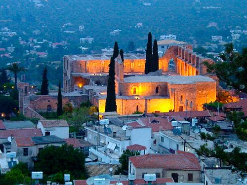 Bellapais Manastiri mutlaka gidilip görüle, inanilmaz deniz manzarasinin tadina varila, cay icile, tost yene... :) Bellapais Manastiri mutlaka gidilip görüle, inanilmaz deniz manzarasinin tadina varila, cay icile, tost yene... :)